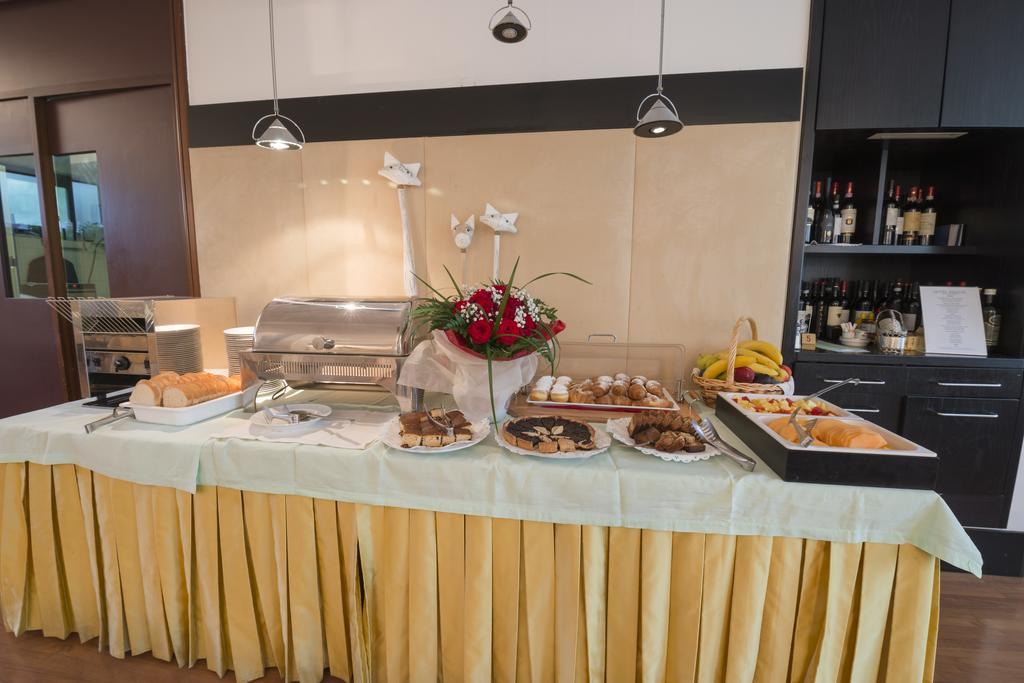 Hotel Bristol ريفا ديل غاردا المظهر الخارجي الصورة