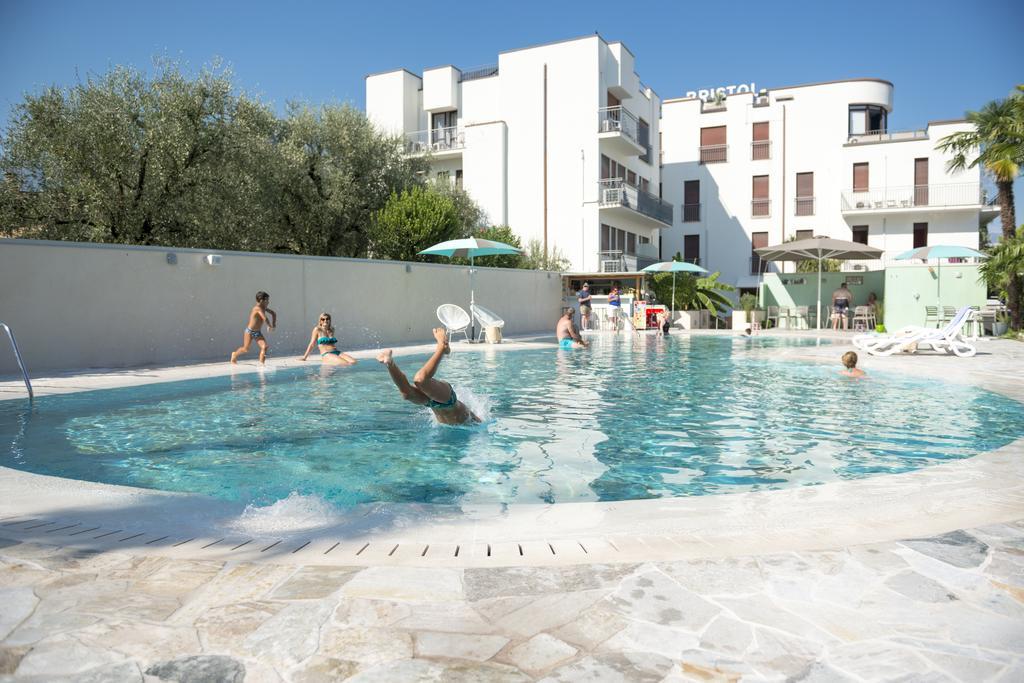 Hotel Bristol ريفا ديل غاردا المظهر الخارجي الصورة